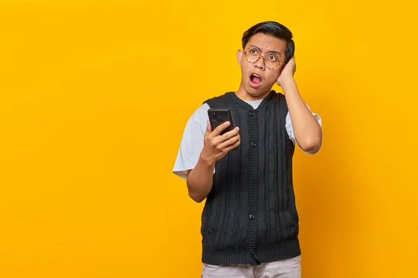 Portret Van Boze Aziatische Jongeman Bedekken Zijn Oren Het Houden — Stockfoto