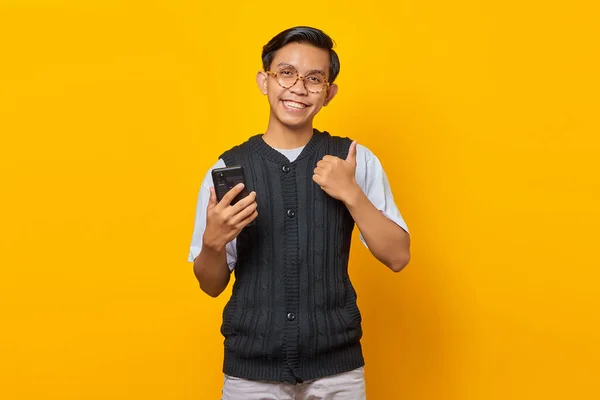 Portret Van Vrolijke Aziatische Man Met Smartphone Het Geven Van — Stockfoto
