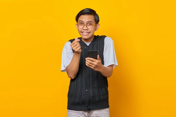 Портрет Веселого Азиатского Молодого Человека Показывающего Сердце Пальца Держащего Смартфон — стоковое фото
