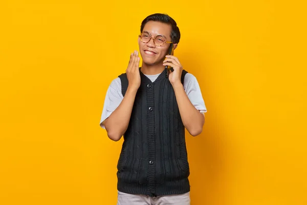 Porträt Des Aufgeregten Hübschen Asiatischen Mannes Der Auf Gelbem Hintergrund — Stockfoto