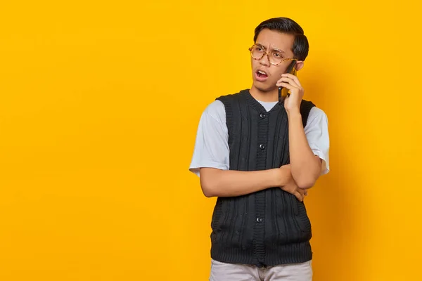 Портрет Приголомшливого Азіатського Чоловіка Який Розмовляє Мобільному Телефону Жовтому Фоні — стокове фото