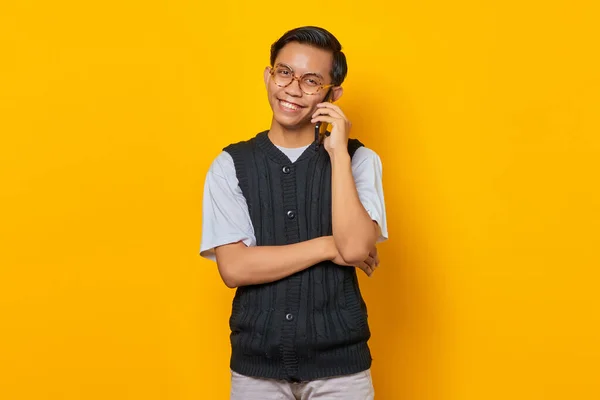 Портрет Привабливого Азіатського Чоловіка Який Розмовляє Смартфону Виглядає Щасливим — стокове фото