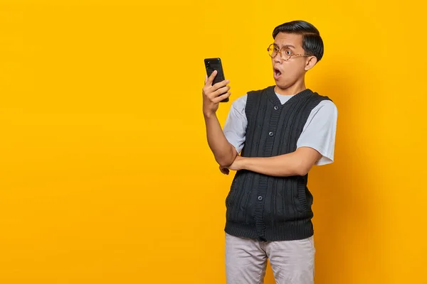 Geschokt Aziatische Man Zoek Naar Smartphone Met Open Mond Gele — Stockfoto
