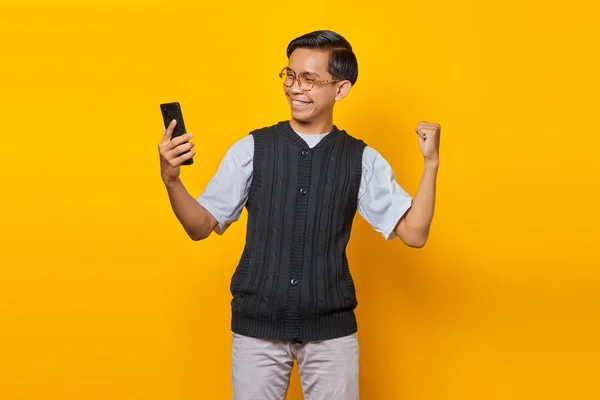 Πορτρέτο Του Χαρούμενου Όμορφου Ασιάτη Κρατώντας Smartphone Και Γιορτάζοντας Την — Φωτογραφία Αρχείου