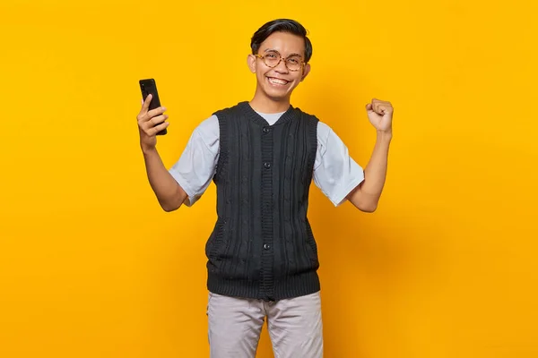 Retrato Alegre Bonito Ásia Homem Segurando Smartphone Alegrar Celebrando Sorte — Fotografia de Stock