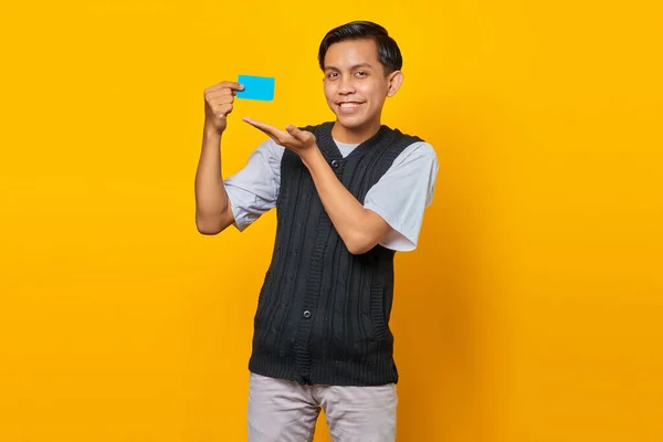 Веселий Азіат Зображенням Кредитної Картки Жовтому Тлі — стокове фото