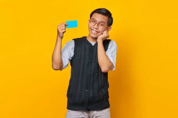 Glimlachende Aziatische Man Houden Credit Card Met Open Mond Handen — Stockfoto