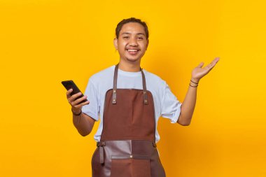 Elinde cep telefonu olan gülümseyen bir gencin portresi avuç içi fotokopi alanını ve cep telefonunu gösteriyor.