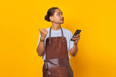 Elinde cep telefonu olan gülümseyen yakışıklı bir adamın portresi.