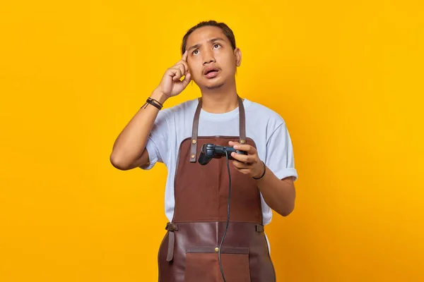 Retrato Bonito Ásia Jovem Homem Vestindo Avental Segurando Jogo Controlador — Fotografia de Stock