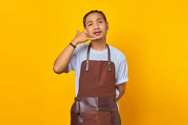 Портрет Азиатского Молодого Человека Фартуке Позывным Жёлтом Фоне — стоковое фото