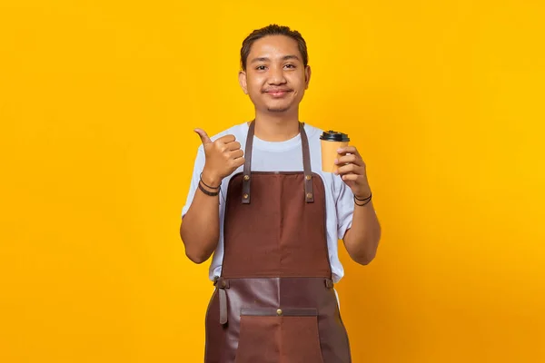 Retrato Homem Alegre Positivo Segurando Copo Papel Com Dedo Mostrando — Fotografia de Stock