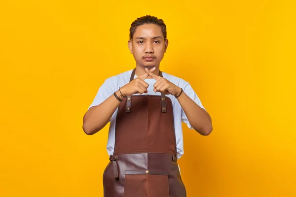 Ernsthafter Asiatischer Junger Mann Zeigt Verweigerungsgeste Mit Daumen Auf Gelbem — Stockfoto