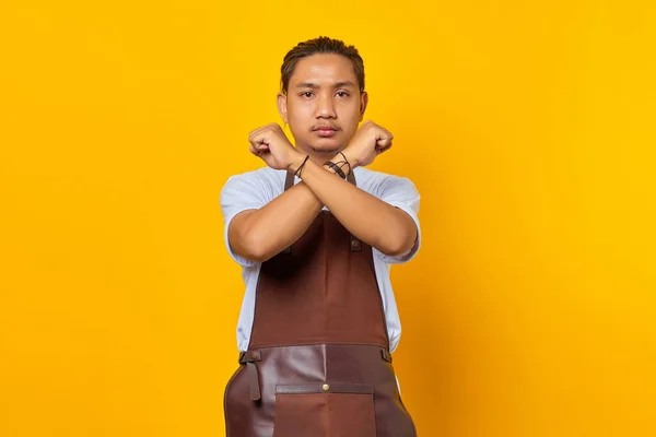 Ernsthafter Asiatischer Junger Mann Zeigt Verweigerungsgeste Mit Verschränkten Armen Auf — Stockfoto