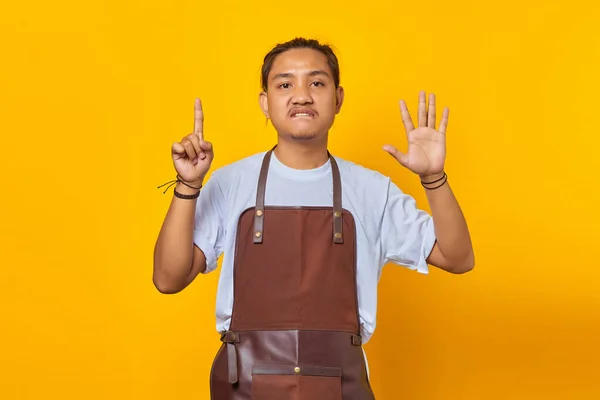 Önlük Giymiş Yakışıklı Asyalı Genç Adamın Portresi Kızgın Yüzüyle Altı — Stok fotoğraf