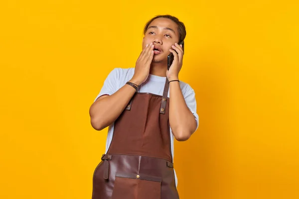 Portret Van Aziatische Jongeman Gesprek Mobiele Slaperige Gele Achtergrond — Stockfoto