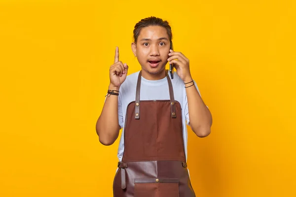Портрет Удивленного Азиатского Молодого Человека Говорящего Смартфоне Указывающего Пальцем Вверх — стоковое фото