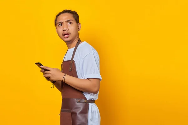 Portret Van Verbaasde Aziatische Jongeman Met Behulp Van Smartphone Opzij — Stockfoto