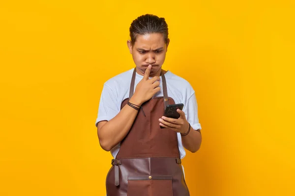 Jonge Aziatische Man Met Smartphone Kijkt Angstig Bezorgd Bang Voor — Stockfoto