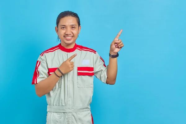 Retrato Hombre Guapo Alegre Con Uniforme Mecánico Apuntando Copiar Espacio —  Fotos de Stock