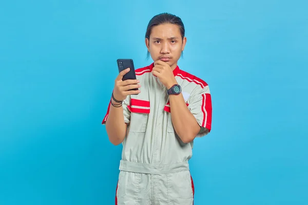 Portret Van Een Penetrante Knappe Man Mechanisch Uniform Met Smartphone — Stockfoto