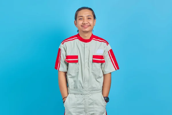 Junger Asiatischer Mechaniker Uniform Lächelt Die Kamera Auf Blauem Hintergrund — Stockfoto