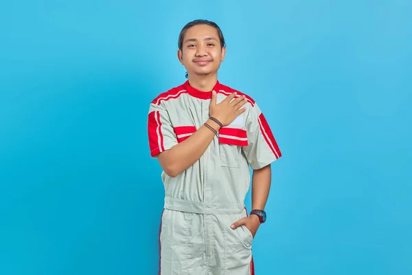 Porträt Eines Jungen Mechanikers Der Mit Breitem Lächeln Auf Blauem — Stockfoto