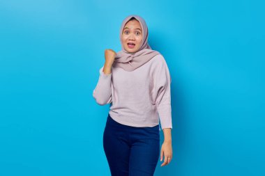 Heyecanlı Asyalı kadının portresi başarıyı kollarını kaldırarak kutluyor.