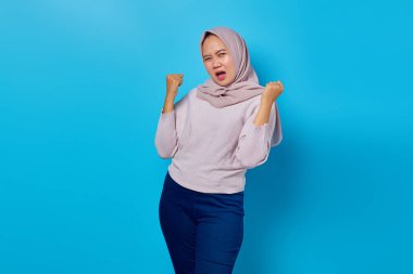 Heyecanlı Asyalı kadının portresi başarıyı kollarını kaldırarak kutluyor.