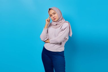 Güzel Asyalı kadın portresi. Şüpheleri düşünüp kameraya bakıyor.