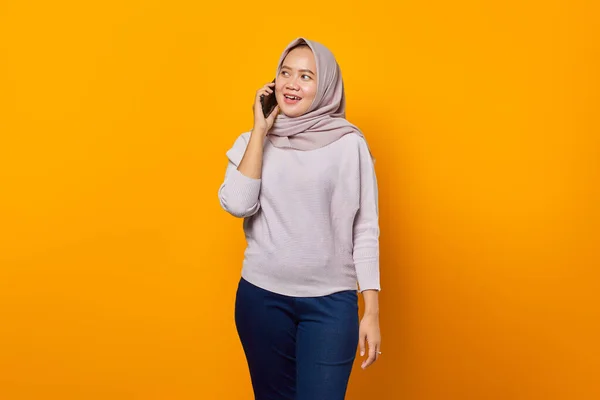 Retrato Joven Mujer Asiática Alegre Hablando Mirando Lado Teléfono Inteligente — Foto de Stock