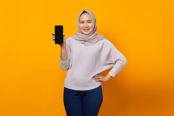 Счастливая Молодая Азиатская Женщина Показывает Мобильный Телефон Чистый Экран Изолирован — стоковое фото