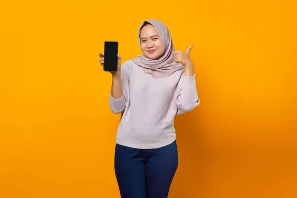 Портрет Улыбающейся Молодой Азиатки Показывающей Смартфоне Чистый Экран Делающей Большие — стоковое фото