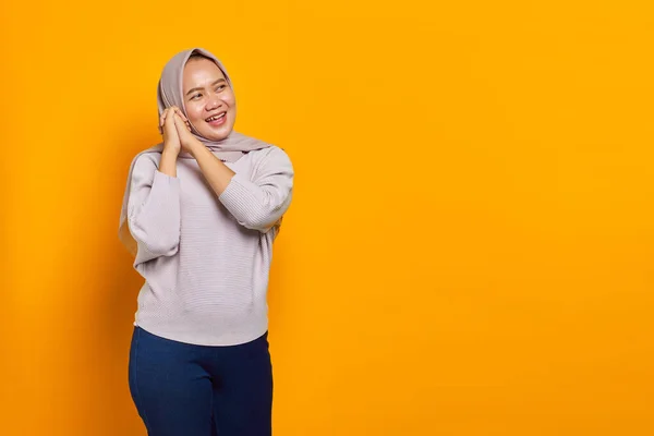 幸せな若いアジア人女性こすり手と期待上の黄色の背景 — ストック写真