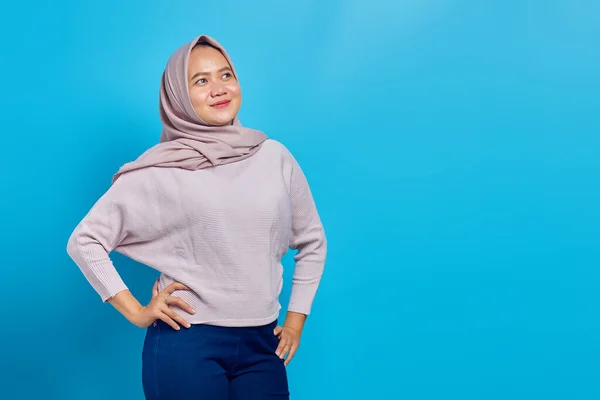 Alegre Mujer Asiática Mirando Lado Sobre Fondo Azul — Foto de Stock