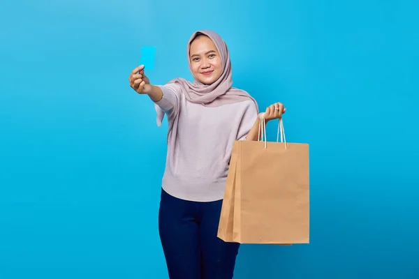 Портрет Веселой Азиатской Женщины Держащей Сумку Покупками Показывающей Кредитку Синем — стоковое фото