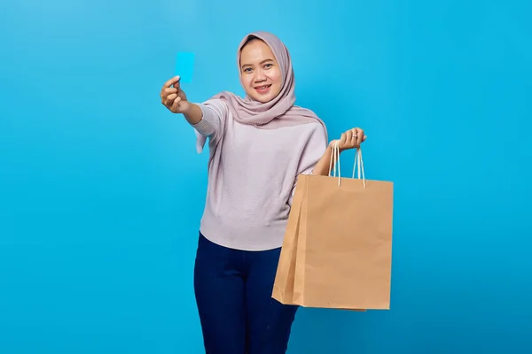 Retrato Mulher Asiática Alegre Segurando Saco Compras Mostrando Cartão Crédito — Fotografia de Stock