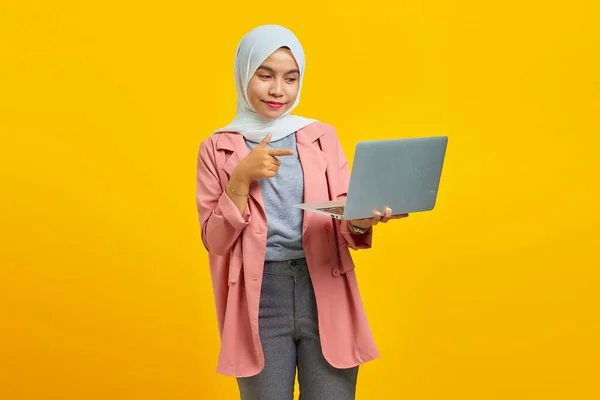 Retrato Sorrir Jovem Mulher Asiática Segurando Laptop Apontando Isolado Sobre — Fotografia de Stock
