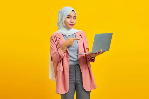 Retrato Sorrir Jovem Mulher Asiática Segurando Laptop Apontando Isolado Sobre — Fotografia de Stock
