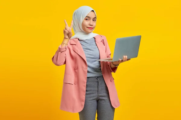Retrato Jovem Mulher Asiática Alegre Segurando Laptop Apontando Para Cima — Fotografia de Stock