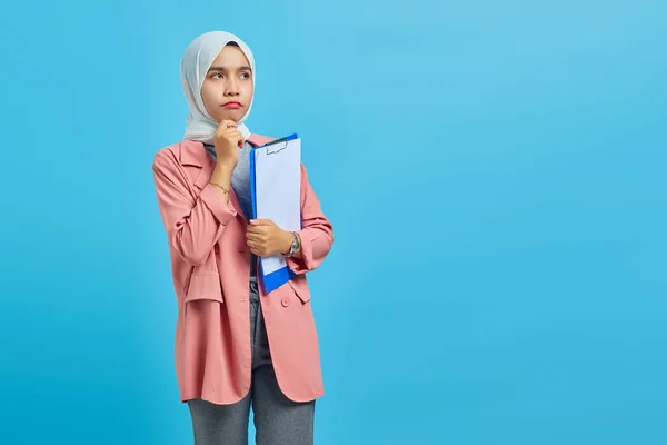 Jeune Femme Asiatique Concentrant Sur Stratégie Planification Sur Fond Bleu — Photo