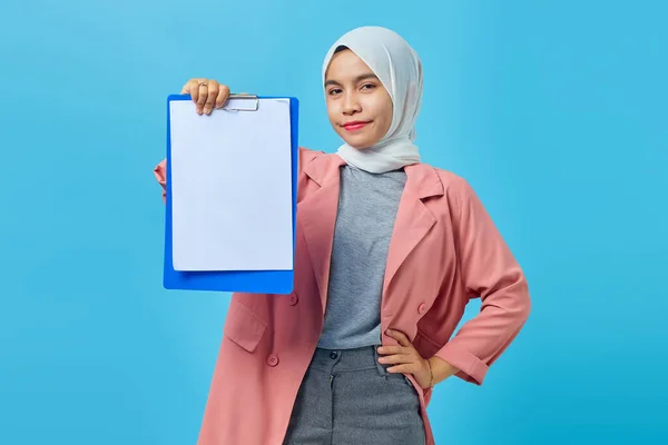 Portrait Beautiful Asian Woman Showing Clipboard Isolated Blue Background — Stock Photo, Image
