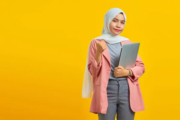 Sorrindo Jovem Mulher Asiática Segurando Laptop Apontando Para Espaço Vazio — Fotografia de Stock