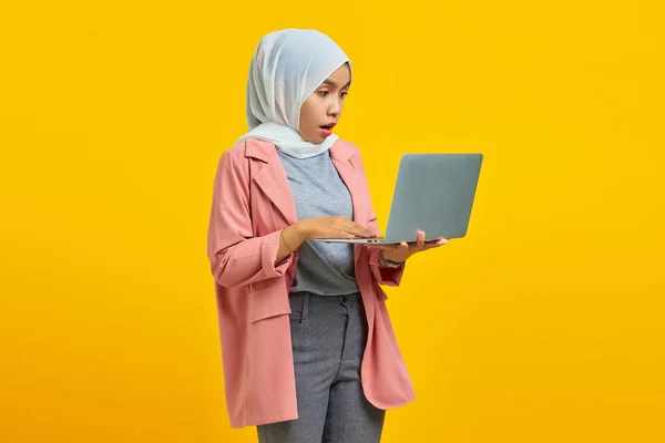 Ritratto Scioccata Sorpresa Ragazza Piedi Tenendo Computer Portatile Isolato Sfondo — Foto Stock