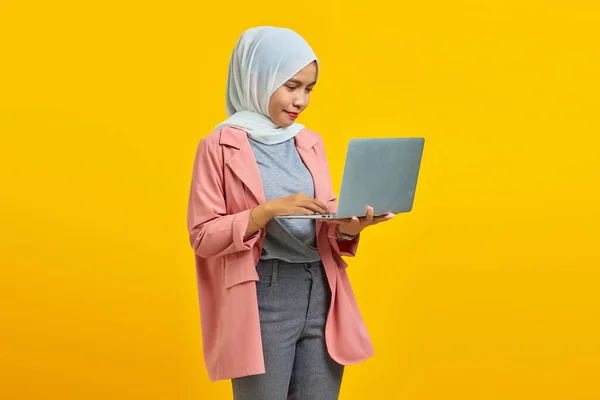 Retrato Belo Jovem Estudante Universitário Com Laptop Sorrindo Vestindo Jaqueta — Fotografia de Stock