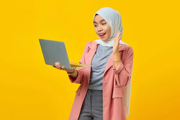 Attraktive Junge Asiatische Frau Lächelnd Mit Laptop Und Gruß Über — Stockfoto