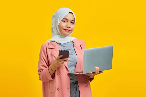 Alegre Sorrindo Jovem Ásia Mulher Segurando Celular Laptop Fundo Azul — Fotografia de Stock