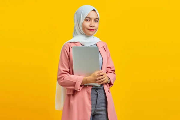 Sırıtkan Asyalı Bir Kadın Dizüstü Bilgisayarını Sarı Arka Planda Tutuyor — Stok fotoğraf