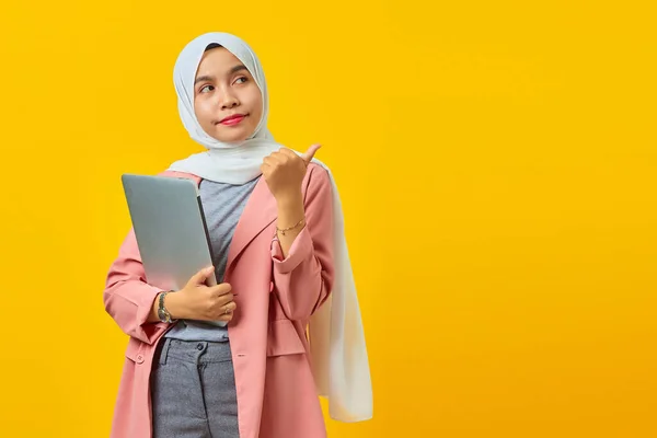 Allegro Giovane Donna Asiatica Che Tiene Computer Portatile Punta Dito — Foto Stock