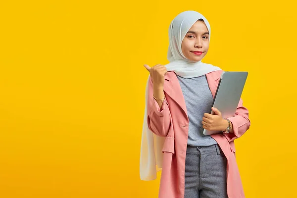 Retrato Uma Mulher Asiática Alegre Segurando Laptop Apontando Para Espaço — Fotografia de Stock